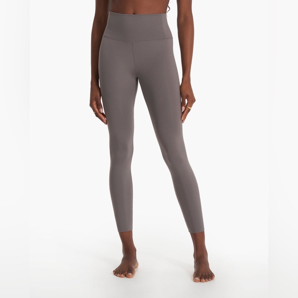 Vuori High-Rise Leggings in Gray